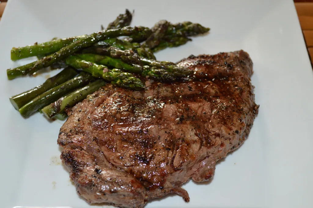 Ribeye Con Esparragos